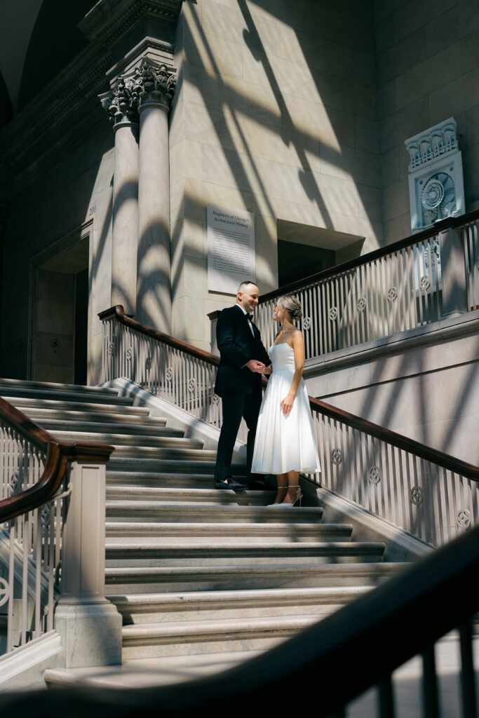 elopement portrait in the women's hall at the art institute of chicago